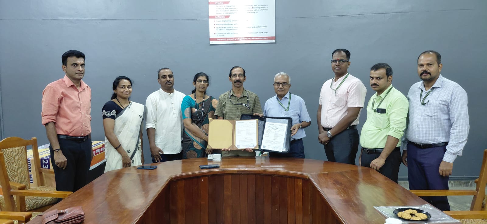 Traffic Signals  Division of KELTRON signed an MoU with Govt Engg. college Bartonhill